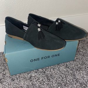 TOMS! Kelli black suede flats with tassle